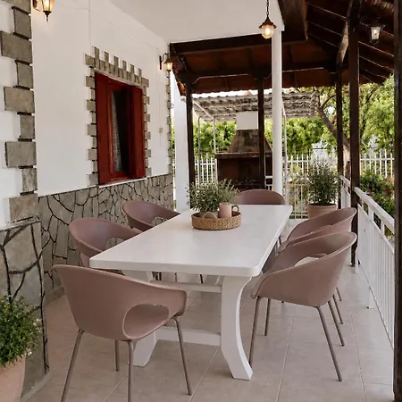 Ваканционна къща Yakinthos House