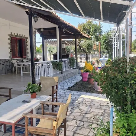 Ваканционна къща Yakinthos House